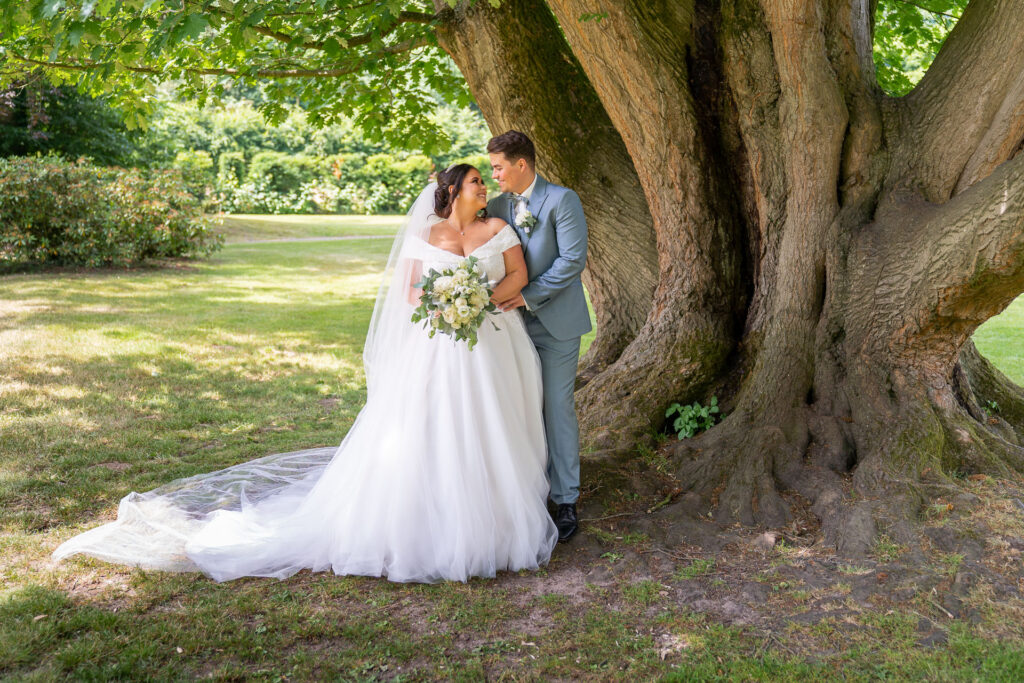 Hochzeitspaar im Park Gut Sutthausen