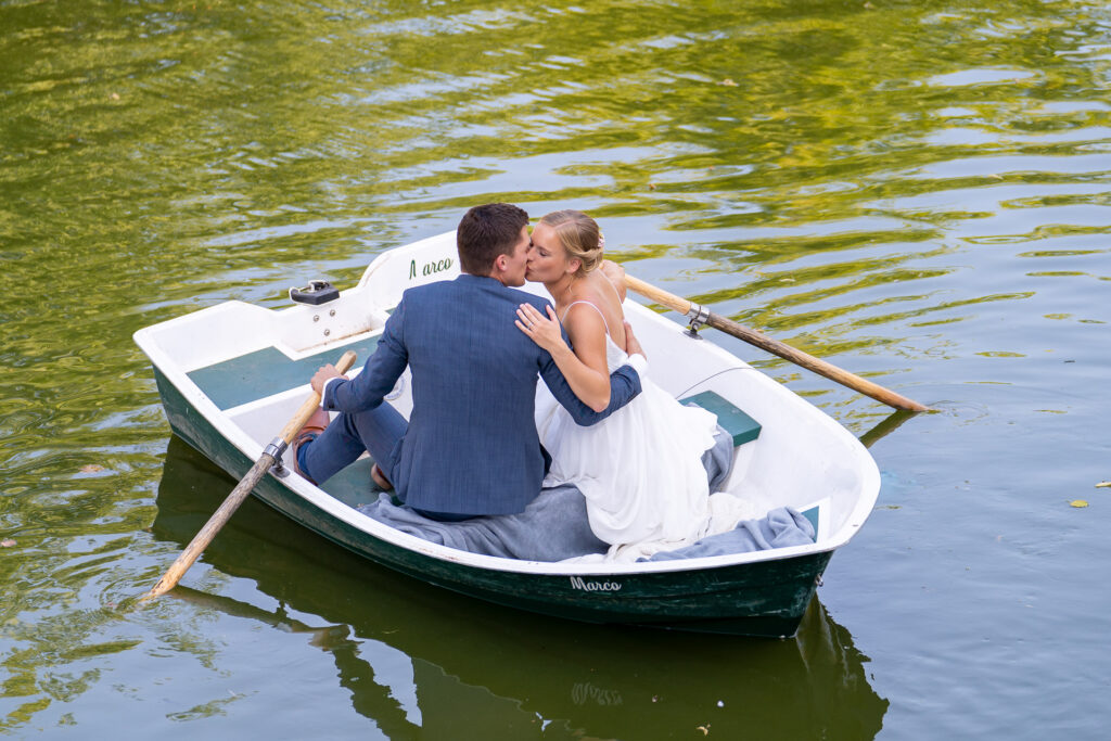 Brautpaar im Boot Schloss Ahaus